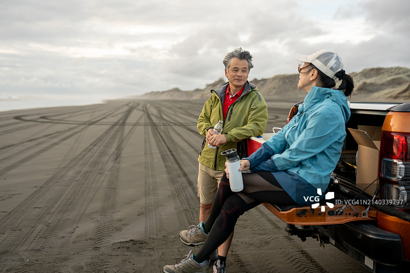 中年亚洲夫妇海滩约会图片素材