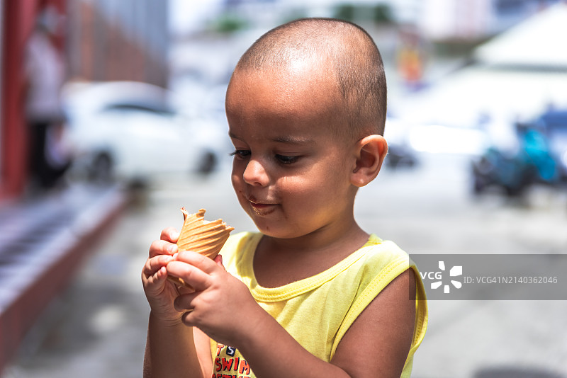儿童在吉隆坡唐人街品尝巧克力冰淇淋图片素材