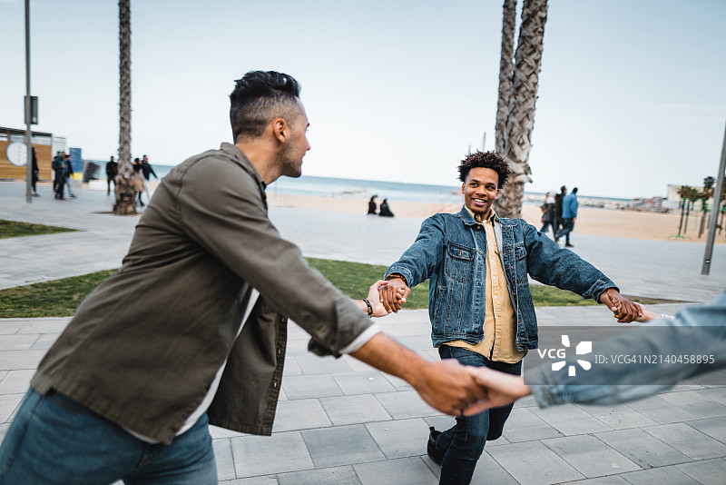 朋友们在巴塞罗那的欢乐时光图片素材