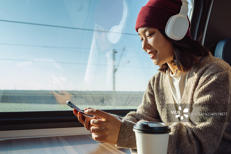 年轻中国女子乘火车旅行图片素材