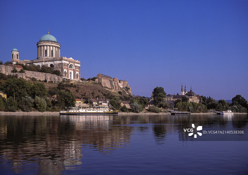 多瑙河畔的埃斯泰尔戈姆圣殿景色，匈牙利图片素材
