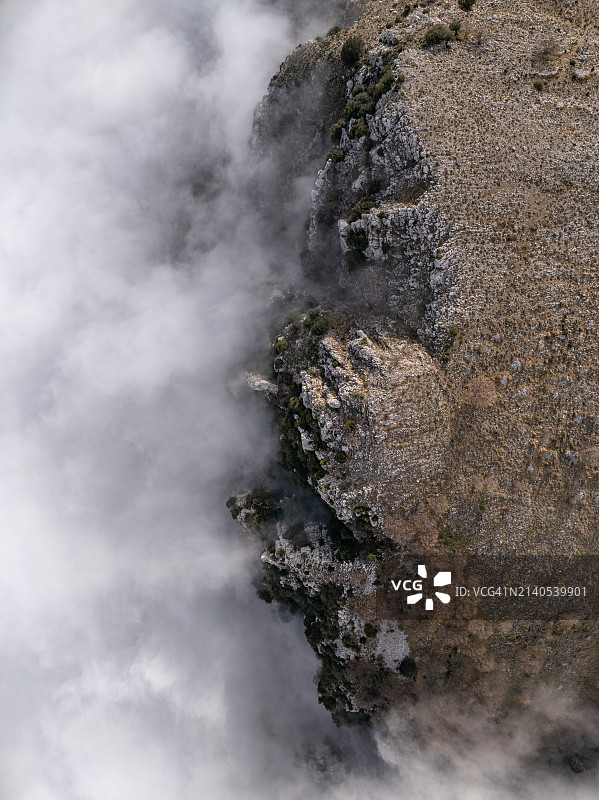 法国滨海阿尔卑斯省，岩石山脊中云的航拍俯视图图片素材