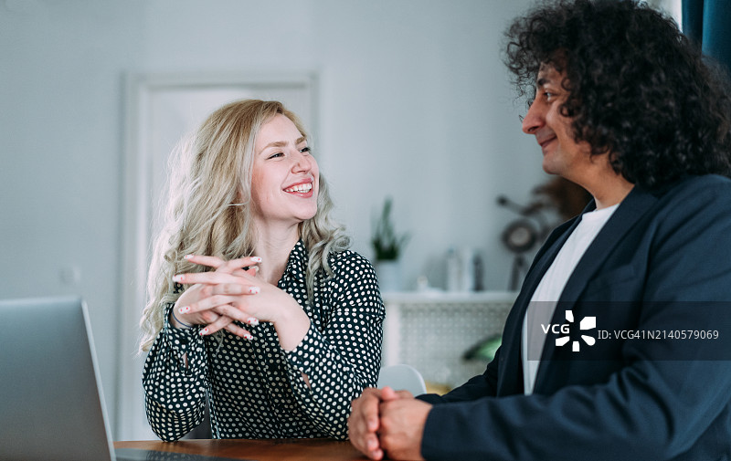 商业伙伴开会。图片素材