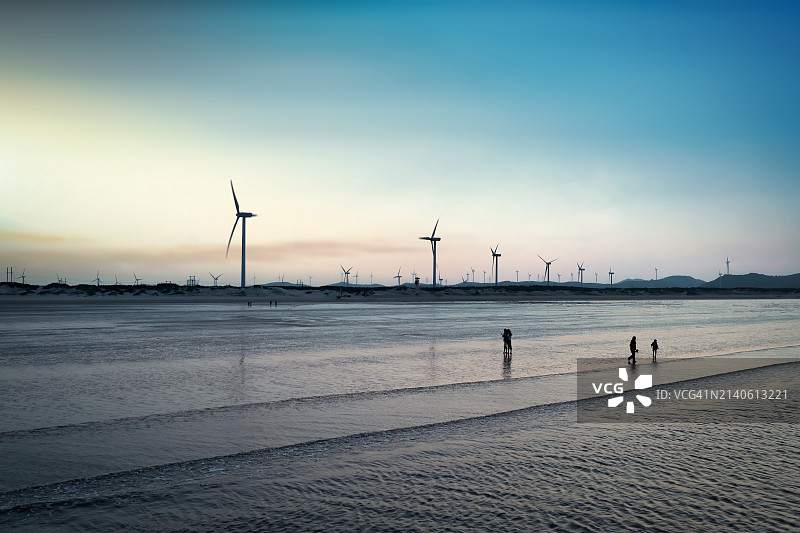 美丽的海滩与海上风力发电场图片素材