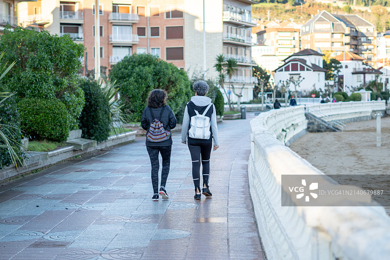 两名女子散步图片素材