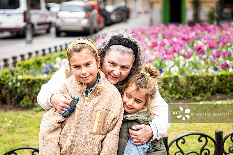 奶奶拥抱孙子孙女图片素材