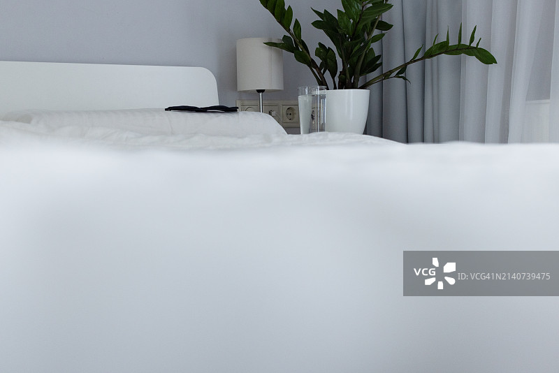 酒店客房内带枕头的床和毯子，清晨醒来，享受睡眠之旅图片素材