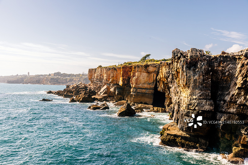 葡萄牙里斯本区卡斯凯斯镇大西洋沿岸悬崖图片素材