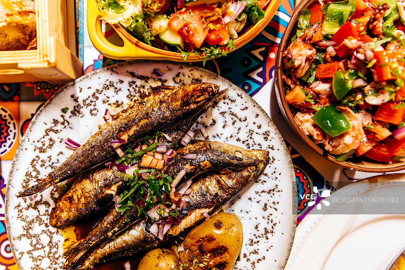 餐厅供应的烤沙丁鱼，里斯本，葡萄牙图片素材