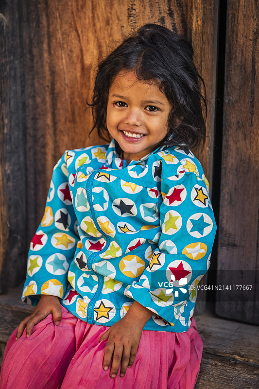 尼泊尔巴克塔普尔的尼泊尔小女孩肖像图片素材