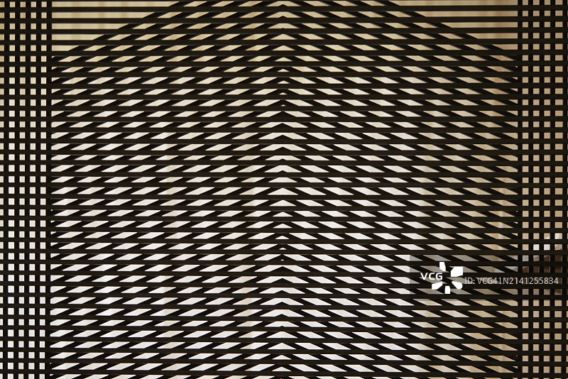 不规则图案的金属格栅分隔出现代的室内空间。图片素材