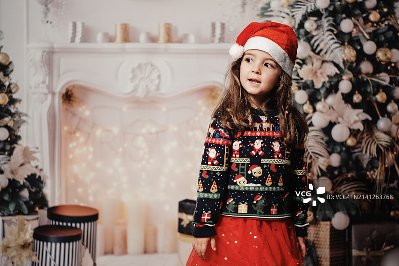 庆祝圣诞节的美丽女孩肖像图片素材