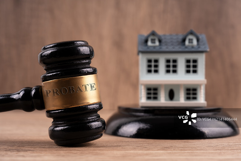 法槌、遗嘱认证字样与房屋模型图片素材