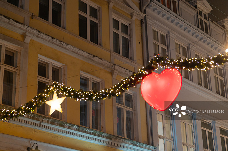 圣诞街头装饰与发光的心形图片素材
