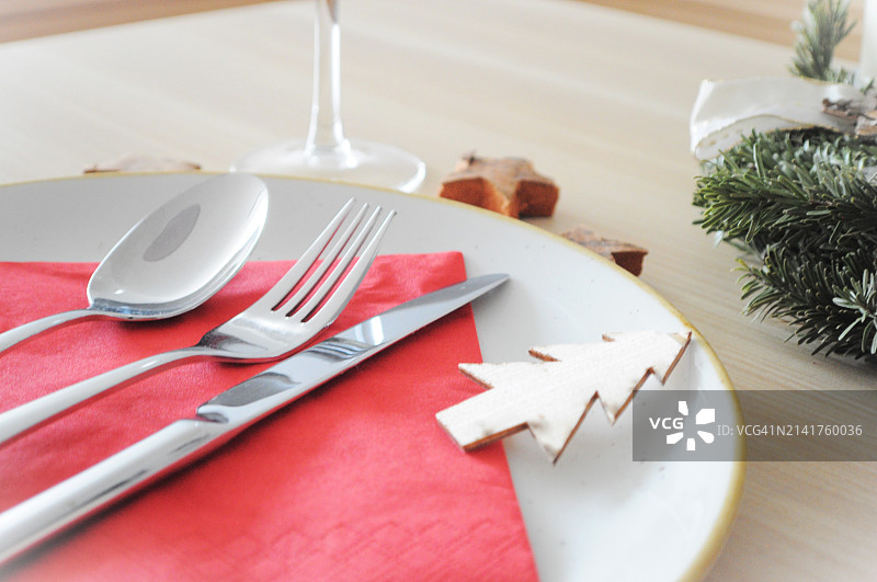 餐具和餐巾的高角度视图图片素材