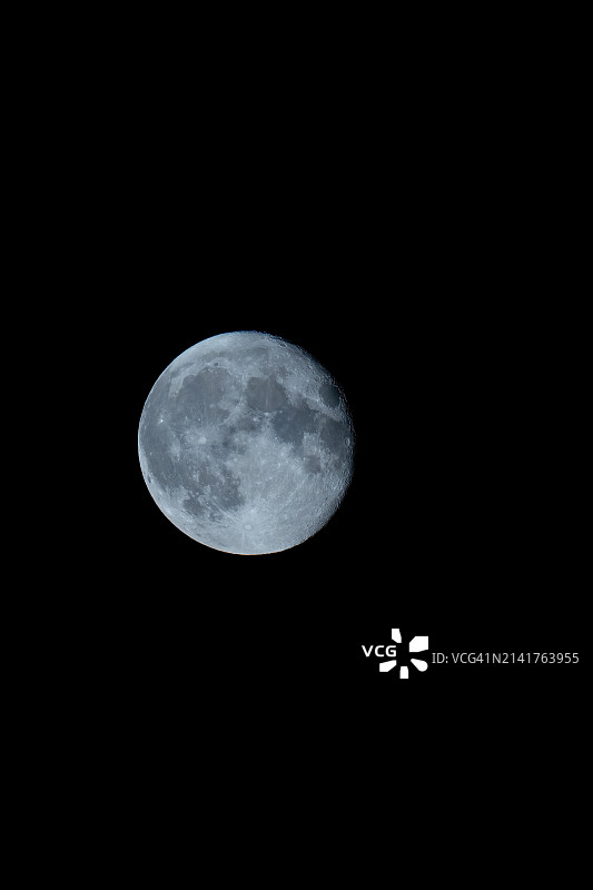 在晴朗的夜空下，月亮的低角度视图图片素材
