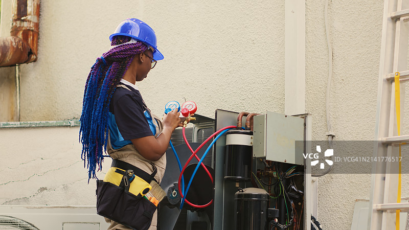 电工维修电气设备的侧视图图片素材