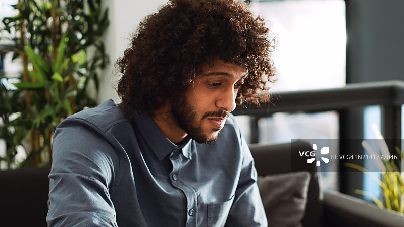 坐在办公室里的商人图片素材