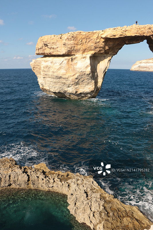 海中岩层对着天空的风景图片素材