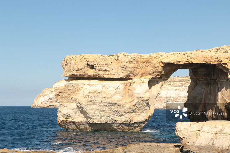 晴空下海中岩层景观图片素材