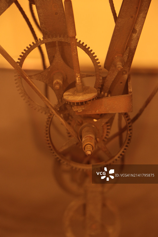 桌子上的时钟特写图片素材