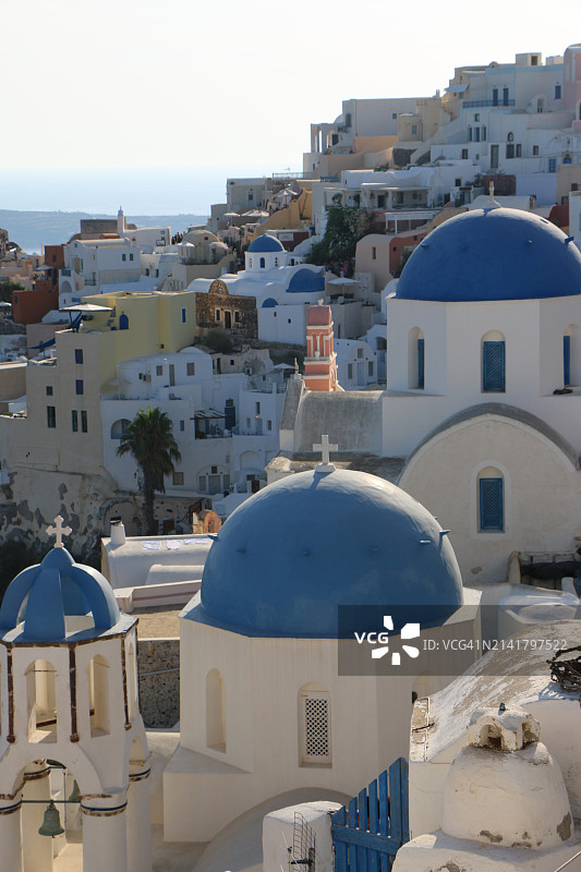高角度的城市景观对着天空图片素材