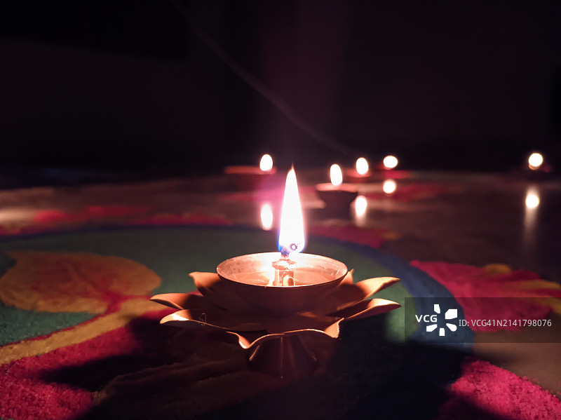 暗室中点燃蜡烛的特写，印度北方邦莫拉达巴德专区图片素材