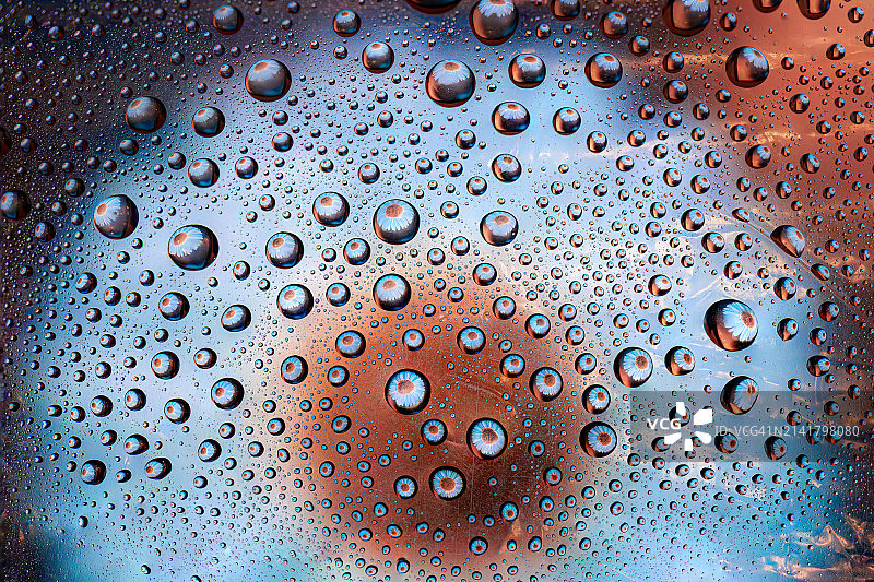 密歇根州安娜堡的湿玻璃窗户全画幅照片图片素材