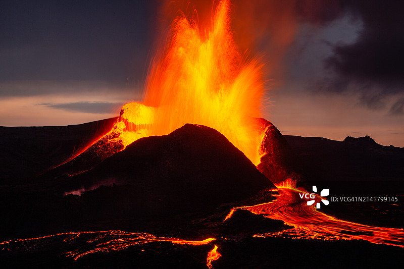 冰岛夜空下的熔岩景色图片素材
