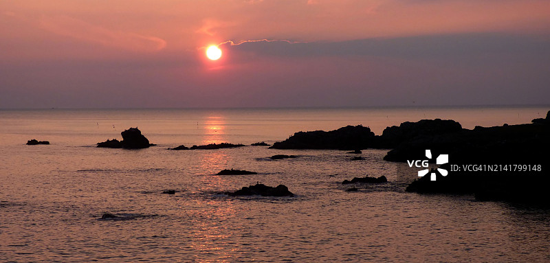 勒克鲁瓦西克日落时分的海景，法国图片素材
