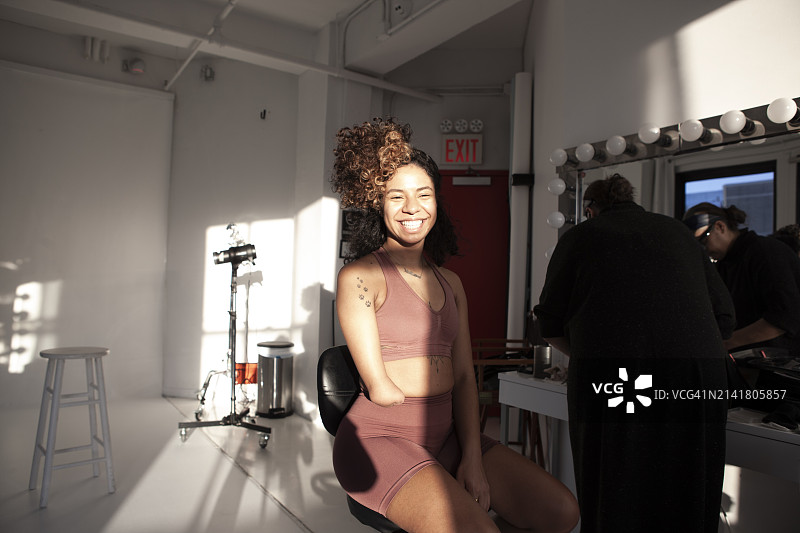 影棚拍摄花絮：截肢模特的幕后写真图片素材