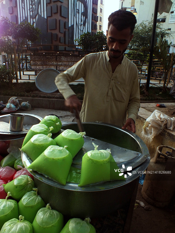 路边摊售卖的糖浆饮品图片素材