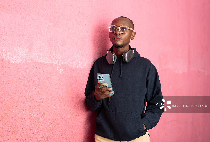 使用科技设备的年轻男人图片素材