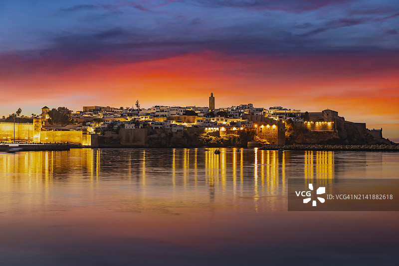 日落时分，建筑旁的河流美景图片素材