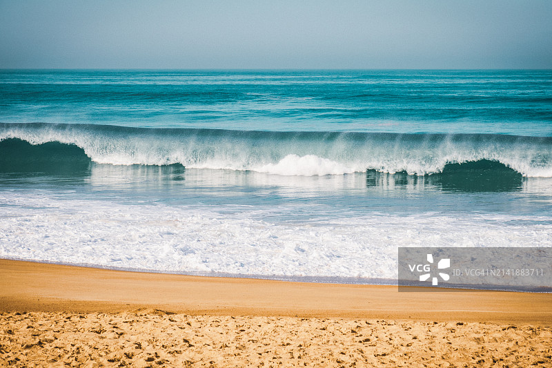 湛蓝的天空衬托着美丽的海景图片素材