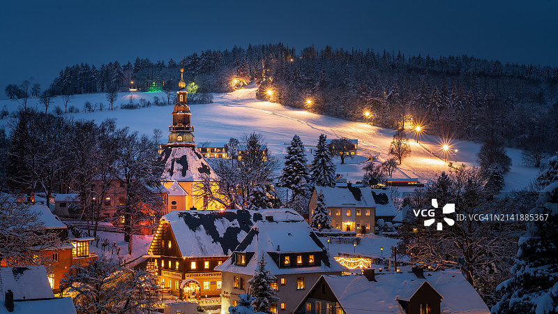 城市夜间照明建筑的高角度视角图片素材