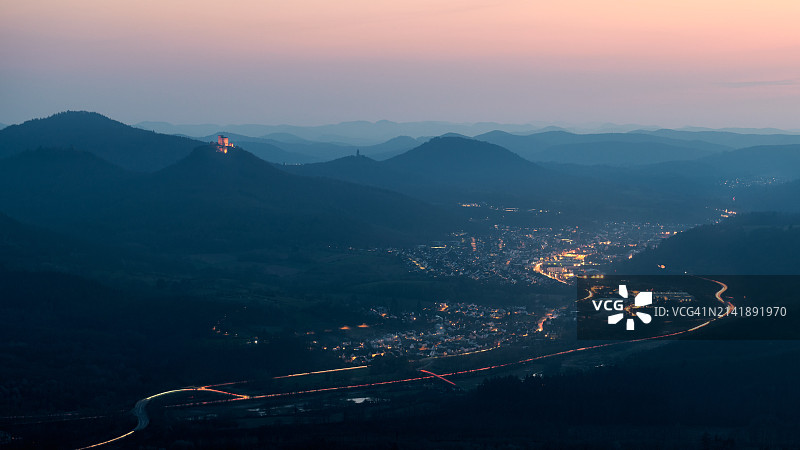 日落时分：城市灯火辉煌的高角度景观图片素材