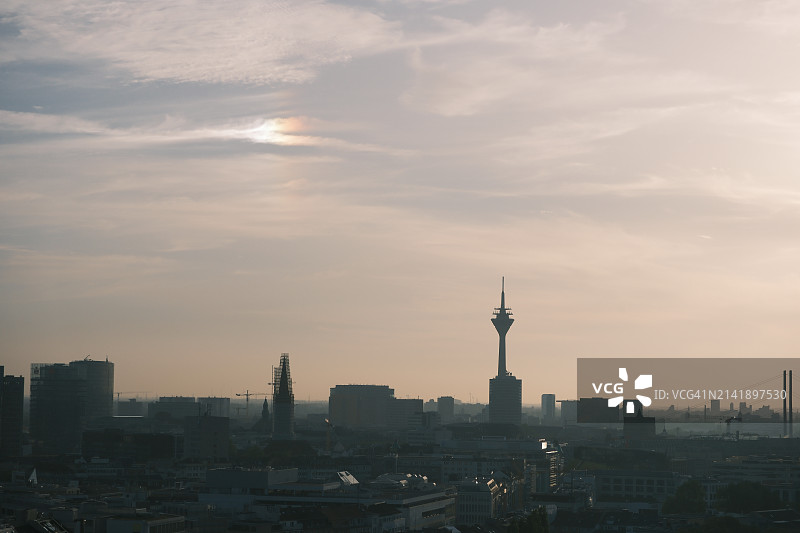 多云天空下的城市建筑景观图片素材