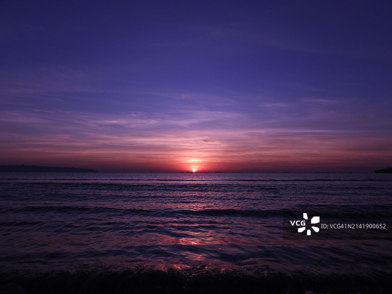 日落时大海对着天空的美景图片素材