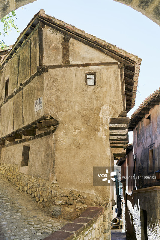 西班牙阿尔瓦拉辛的殖民时期红色房屋照片图片素材