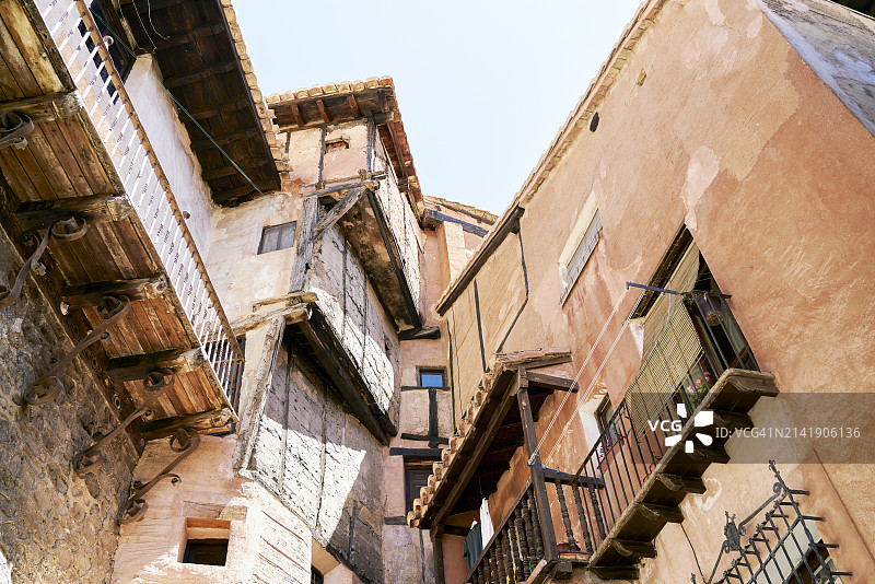 西班牙阿尔瓦拉辛的殖民时期红色房屋照片图片素材