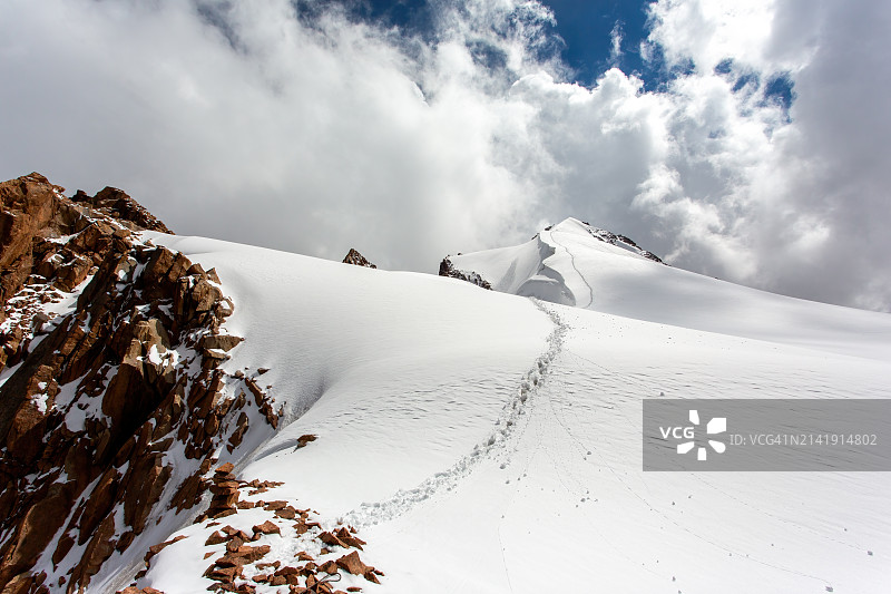 雪山映衬天空的美景图片素材