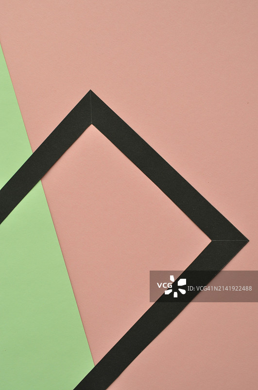 俯视彩色背景上的空白纸张图片素材