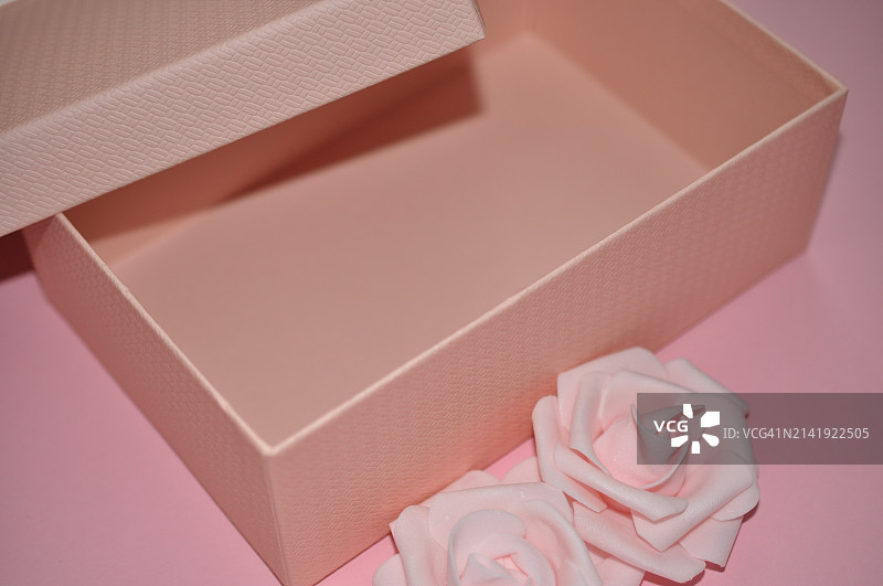 粉色背景上的礼品盒俯视图图片素材