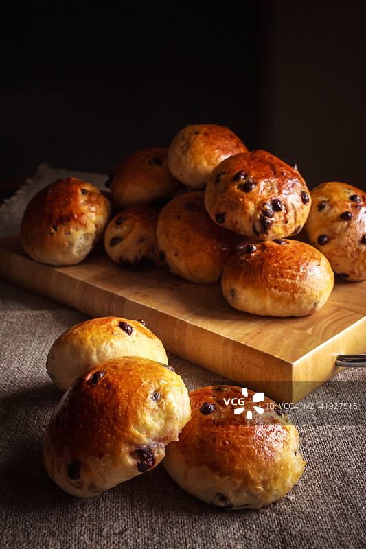 桌子上的面包特写图片素材
