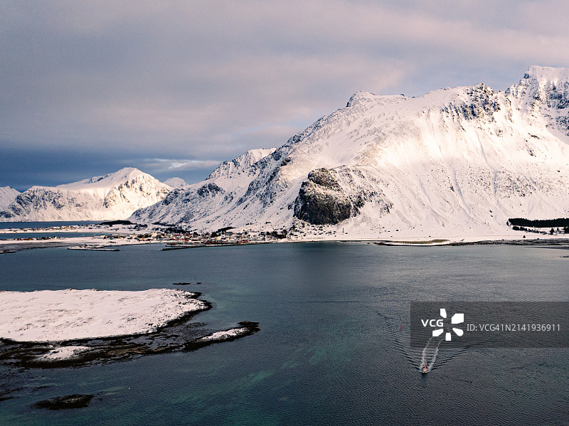 湖畔雪山风光图片素材