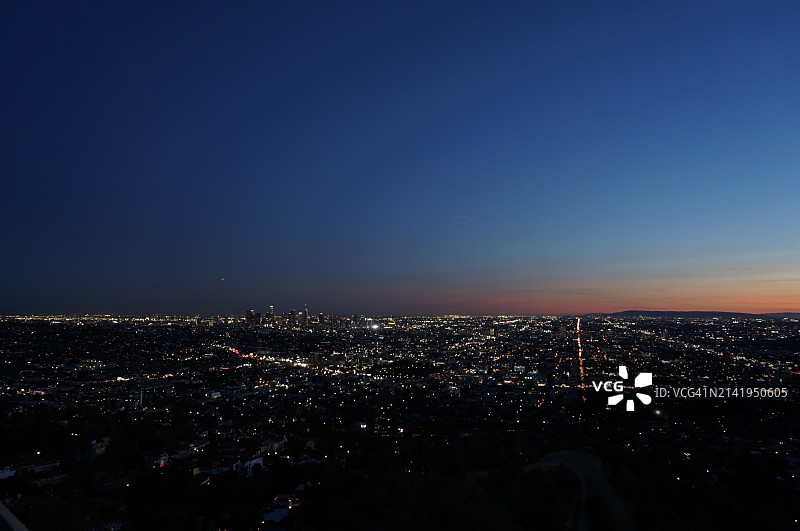 晴朗夜空下灯火通明的城市高角度景观图片素材