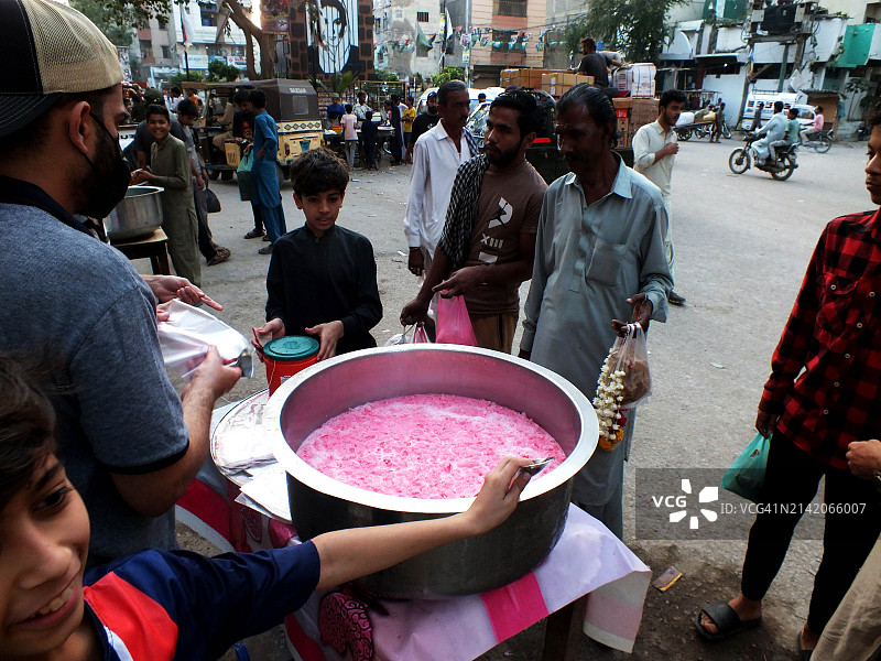 路边摊售卖的糖浆饮品图片素材