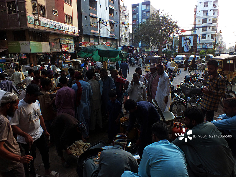 在斋月期间，街头出售各种各样的食物图片素材