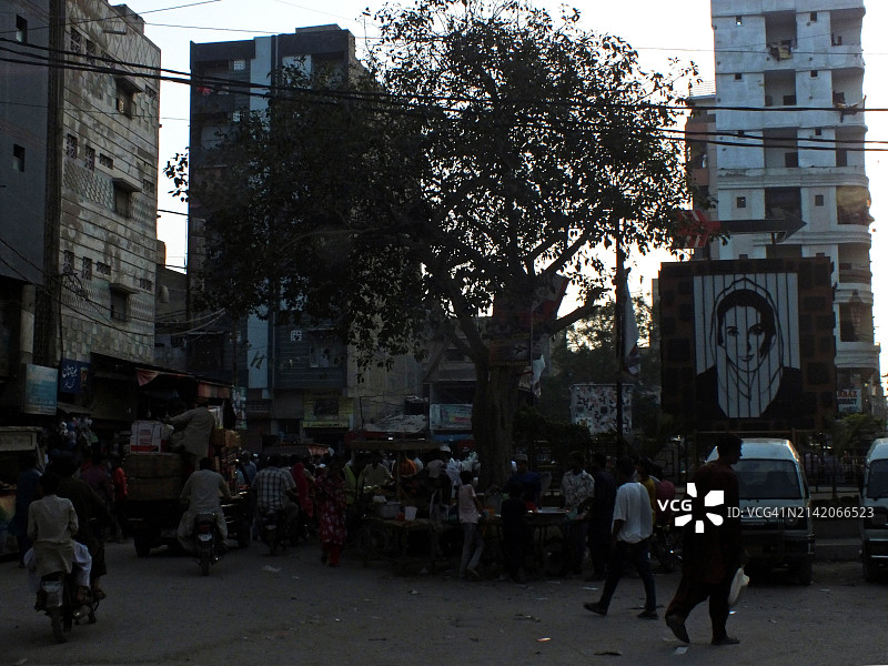 在斋月期间，街头出售各种各样的食物图片素材